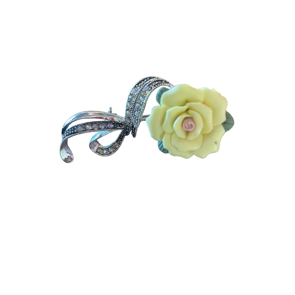Avon Sweet Rose Brooch Pin Yellow Flower Rhinestone Ribbon Vintage‎ New in Box